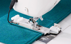 獨(dú)自のセンサー方式を採(cǎi)用し、生地や段部の影響による送り詰まりを抑えたボタン穴かがりを?qū)g現(xiàn)。 形狀、ピッチ、種類にこだわりを持ち、美しさを追求。 従來に比べ品質(zhì)が格段にレベルＵＰ。