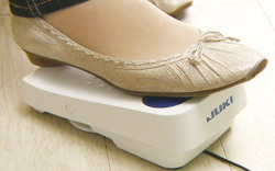 コントローラーを手前に（かかと側(cè)で）踏むことで、自動(dòng)で糸切りが可能。 踏み心地を重視したコントローラーで、止めたいところでピタッと止まります。 