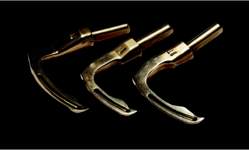 對彎針進行Ti-Mo-N膜表面處理，實現(xiàn)低摩擦、耐磨損性。<br>因絲線拉出順滑，可提高縫紉品質。